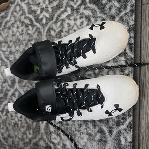Under Armour baseball cleats like new only worn once size 3.5 youth